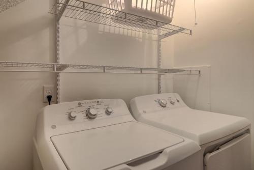 Фотография из галереи Family-Friendly 2BR Home w Sofa Bed – Hilton Head в Хилтон-Хед-Айленде