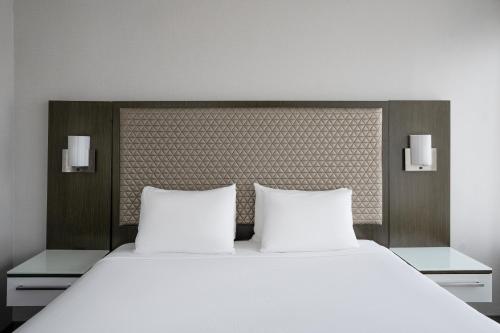 Ένα ή περισσότερα κρεβάτια σε δωμάτιο στο Hyatt House Washington DC Downtown Convention Center