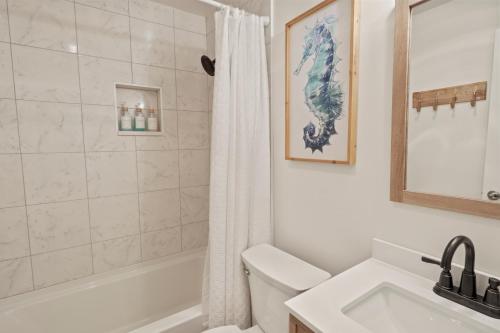 Ванная комната в Nautical 3-Bedroom Hideaway only 10min to the Beach!