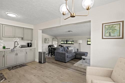 Кухня или мини-кухня в Nautical 3-Bedroom Hideaway only 10min to the Beach!

