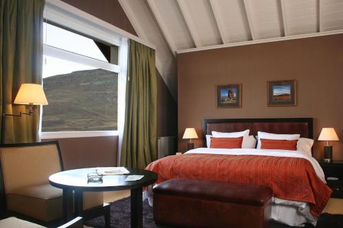 Ένα ή περισσότερα κρεβάτια σε δωμάτιο στο Alto Calafate Hotel