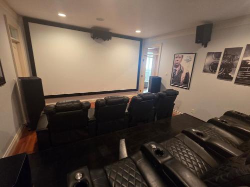 Гостиная зона в Chefs Kitchen Theater Sauna Game Room PDX