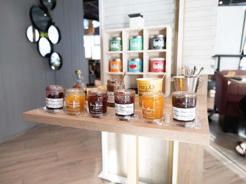 Un estante con tarros de miel. en Novotel Angers Centre Gare, en Angers