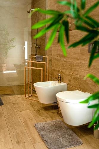 a bathroom with a tub and a toilet and a sink at Casa do Outeiro in São Bartolomeu do Outeiro
