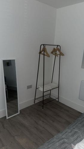 Кровать или кровати в номере Bright Studio Near Kew Gardens & Heathrow