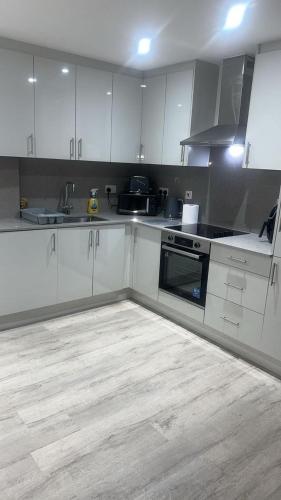 Кухня или мини-кухня в Bright Studio Near Kew Gardens & Heathrow

