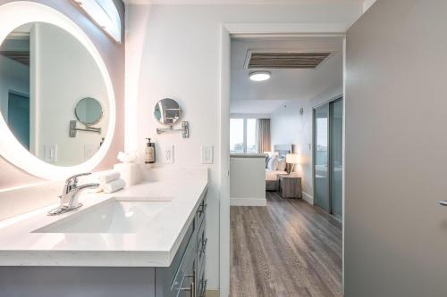 a bathroom with a sink and a mirror at Stylish Studio at Hotel Arya King Bed Full Kitchen City View Balcony and Parking in Miami