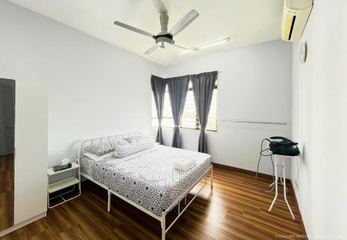 Un dormitorio con una cama y un ventilador de techo. en Tamara Presint 8 Putrajaya Lakeview Suites, en Putrajaya