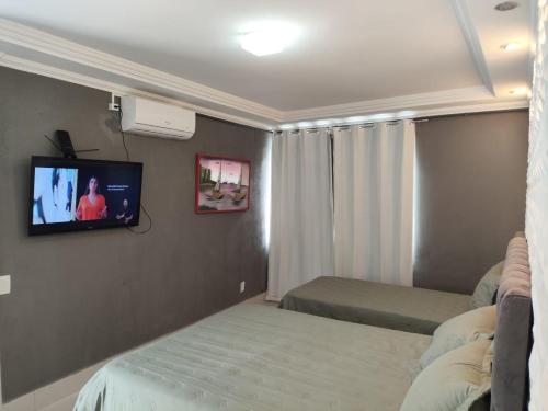 Μια τηλεόραση ή/και κέντρο ψυχαγωγίας στο Gran Palazzo Pajuçara - Apartamento 04 quartos beira mar!