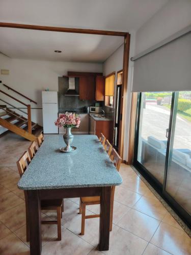 a kitchen and dining room with a table and chairs at Casa das Pedras in Vieira do Minho