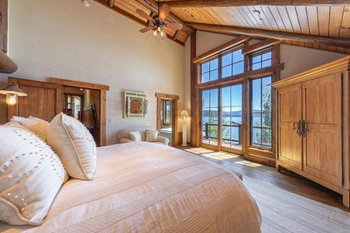 una camera da letto con un letto grande e una grande finestra di Beyond the Blue Lakefront Escape by Tahoe Getaways - Pet-Friendly 6BR with Pier, Buoy & Hot Tub a Tahoe Marina Estates
