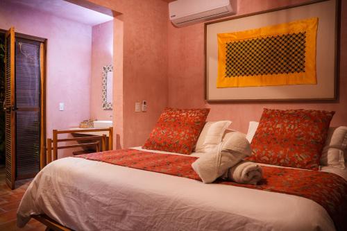 Un dormitorio con una cama con un perro acostado en ella. en Villa Santa María - Alberca Privada - Punta Pérula, en Pérula