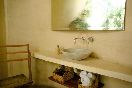 a bathroom with a bowl sink and a mirror at Villa Yahualli - Alberca Privada - Punta Pérula in Pérula
