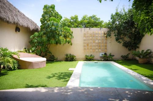 a swimming pool in the yard of a house at Villa Yahualli - Alberca Privada - Punta Pérula in Pérula