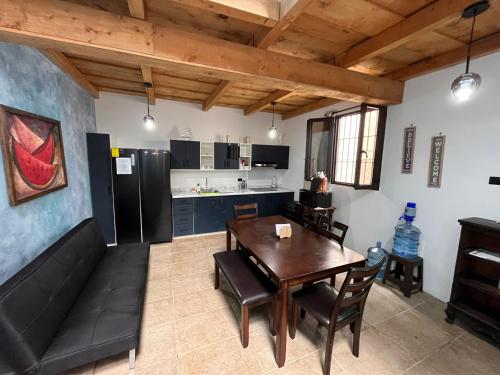 Η κουζίνα ή μικρή κουζίνα στο Antigua Central Casa or Loft King Beds Volcano View - Buen Rollo Escapes