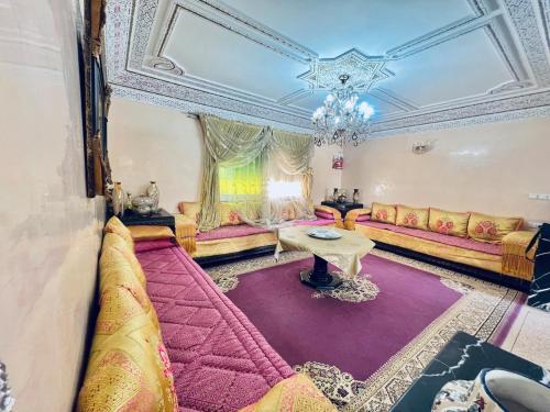 un salon avec un canapé et une table dans l'établissement Appartement luxe 2 Chambres 5 min du Centre Ville, à Fès