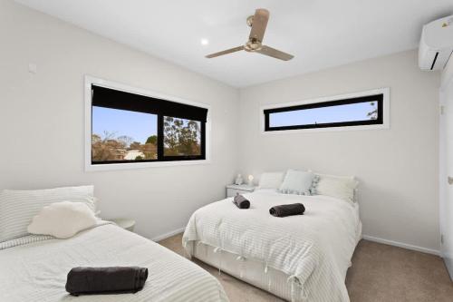 Ένα ή περισσότερα κρεβάτια σε δωμάτιο στο Townhouse Close to Shops and Beach