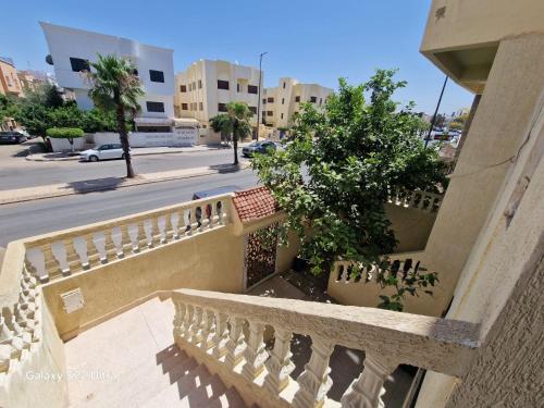 un escalier en pierre avec un arbre dans une rue de la ville dans l'établissement Appartement luxe 2 Chambres 5 min du Centre Ville, à Fès
