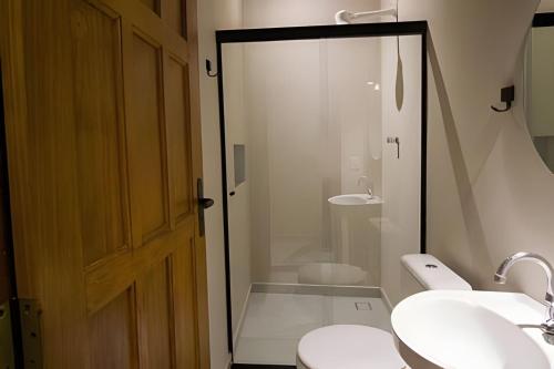 Ένα μπάνιο στο Casa com piscina privativa, 4 minutos da praia