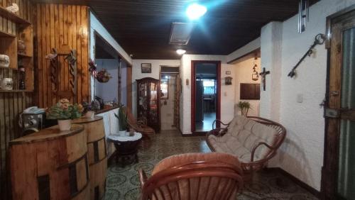 ein Wohnzimmer mit einem Sofa und Stühlen in einem Zimmer in der Unterkunft Casa La Carmela in Cota