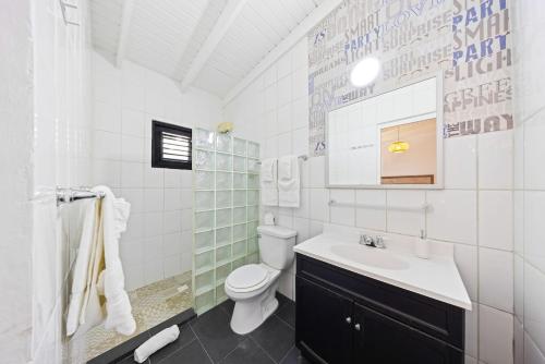 Koupelna v ubytování Stylish Aruba Getaway, Close To Beach, Cozy For 2