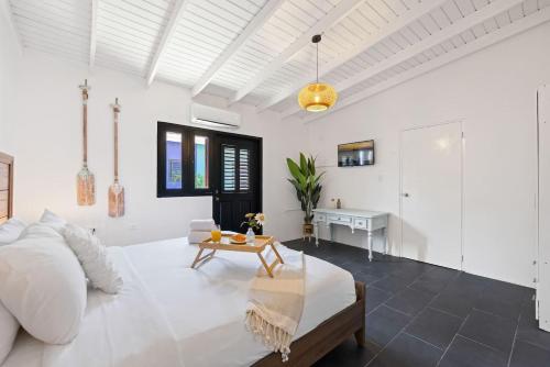 Postel nebo postele na pokoji v ubytování Stylish Aruba Getaway, Close To Beach, Cozy For 2