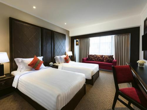 Postel nebo postele na pokoji v ubytování Movenpick Suriwongse Hotel Chiang Mai