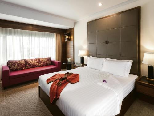 Postel nebo postele na pokoji v ubytování Movenpick Suriwongse Hotel Chiang Mai