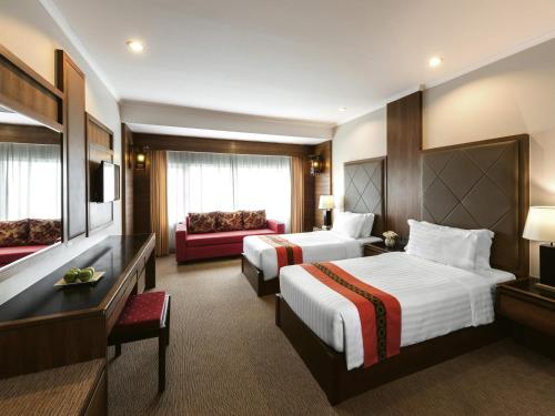 Postel nebo postele na pokoji v ubytování Movenpick Suriwongse Hotel Chiang Mai