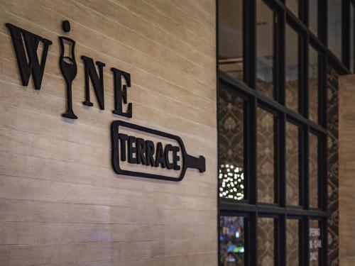 Certifikát, hodnocení, plakát nebo jiný dokument vystavený v ubytování Movenpick Suriwongse Hotel Chiang Mai