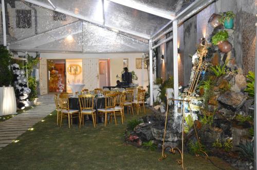 una sala da pranzo con un tavolo e sedie in una stanza di The Place a Douala