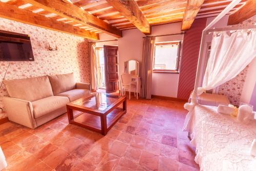 a living room with a couch and a table at Hotel Rincón Castellano in Cuéllar