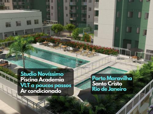 Una vista de una piscina en un edificio. en Studio Moderno Completo Ar cond Porto Maravilha RJ, en Río de Janeiro