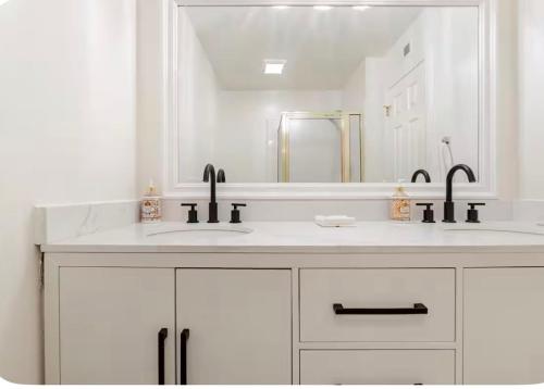 Ein Badezimmer in der Unterkunft Spacious and Exclusive Oasis 6BR 3BA