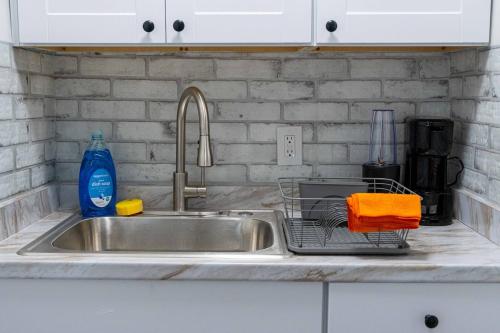Η κουζίνα ή μικρή κουζίνα στο Luxury Miami Studio Close to Wynwood & Downtown
