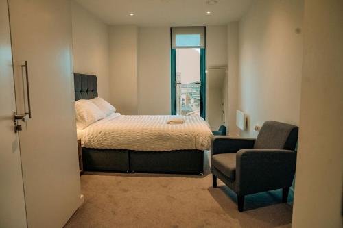 Giường trong phòng chung tại Luxury sky suites 2 bedroom 2 bathroom city centre apartment