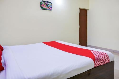 Postel nebo postele na pokoji v ubytování Hotel O Sarala Residency