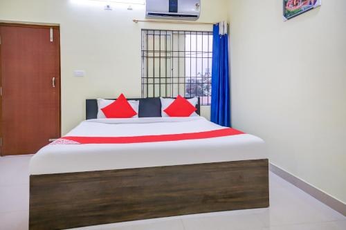 Postel nebo postele na pokoji v ubytování Hotel O Sarala Residency