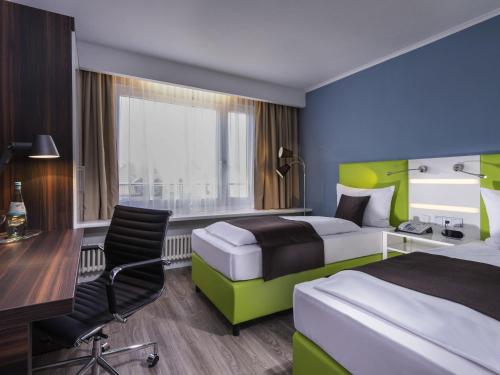 Postel nebo postele na pokoji v ubytování ibis Styles Offenburg City