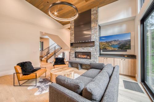 salon z kanapą i kominkiem w obiekcie Shining Creek at Alpine Meadows by Tahoe Getaways - 4 BR w Creek Views, Hot Tub & Ski Shuttle! w mieście Alpine Meadows