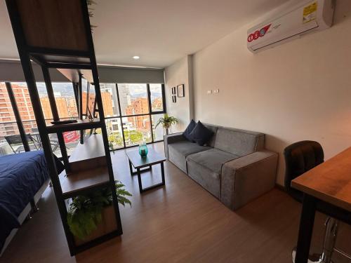 a living room with a couch and a loft at Hermoso apartamento loft cerca al segundo parque de laureles in Estación El Salto