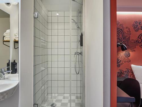 un baño con ducha y lavabo en Ibis Styles Paris Gare de l'Est Magenta, en París