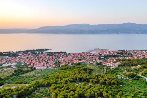 Apartments with parking space Supetar, Brac - 14292