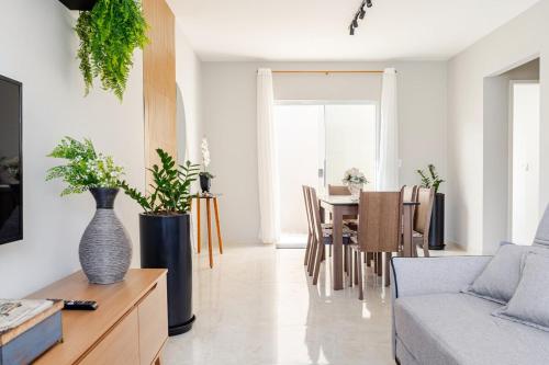 Μια τηλεόραση ή/και κέντρο ψυχαγωγίας στο Casa espaçosa com quintal perto da lagoa