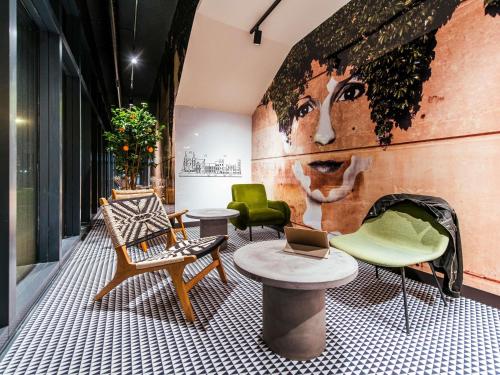 Ein Sitzbereich in der Unterkunft Ibis Styles Rouen Centre Rive Gauche