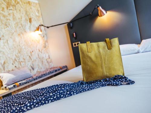 Ein Bett oder Betten in einem Zimmer der Unterkunft Ibis Styles Rouen Centre Rive Gauche