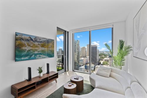 Una sala de estar con un sofá blanco y una ventana grande. en Downtown Miami Luxury Two Bed Two Bath, en Miami