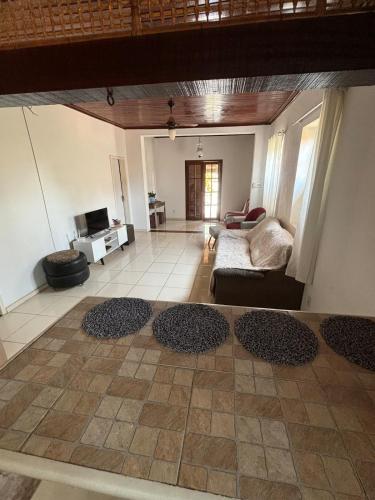 a living room with a couch and a table at Casa no centro de Miguel Pereira! in Miguel Pereira
