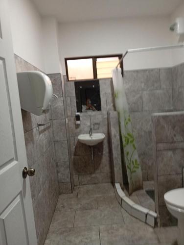 une salle de bain avec douche et lavabo dans l'établissement hospedaje, à Pozos