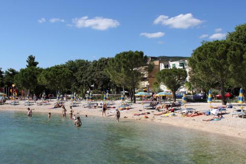Apartments with WiFi Crikvenica - 17497